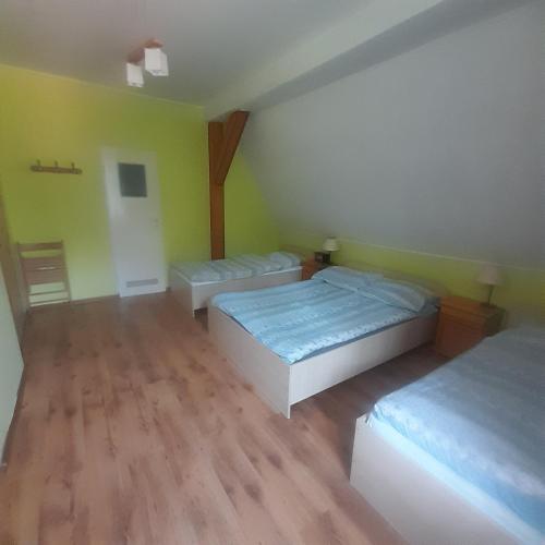 1 double bed, 2 twin beds