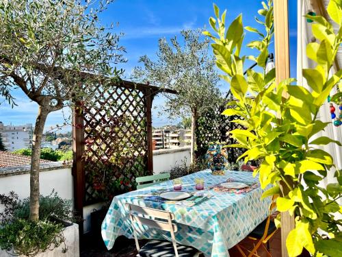 Lovely mid-century apartment with stunning terrace, Roma (foto 2)