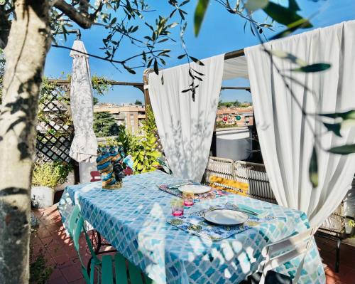 Lovely mid-century apartment with stunning terrace, Roma (foto 3)