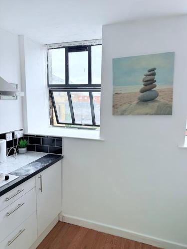 Kitchen, White Rose Double Bed Apartment in City