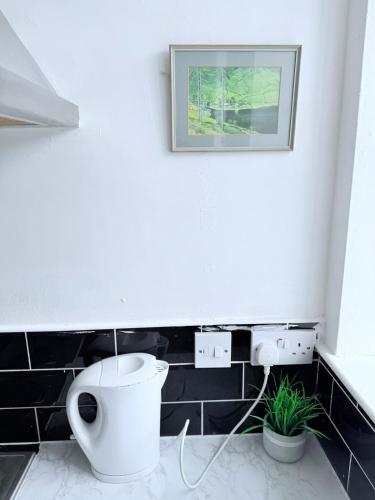 Bathroom, White Rose Double Bed Apartment in City