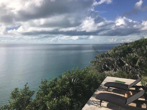 Palm Bluff cottage in Gregory Town