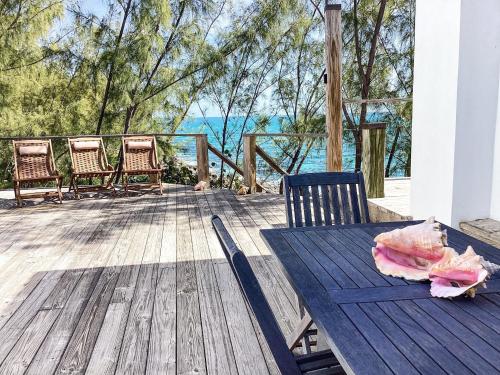 Ocean Shire home in Alice Town (Central Eleuthera)