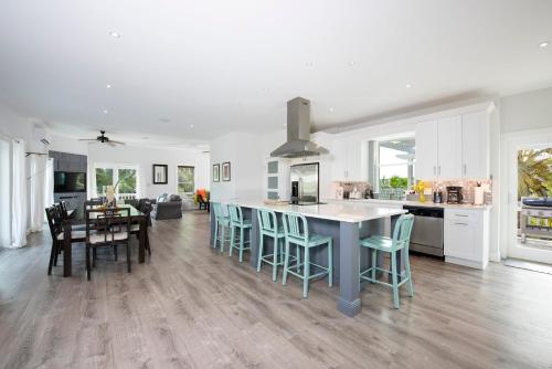 Salty Dolphin home in Governors Harbour