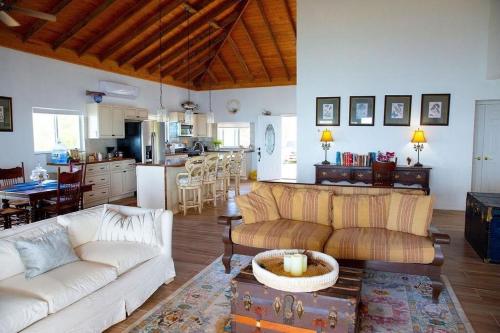 Blue Love Point 3BR home in Gregory Town