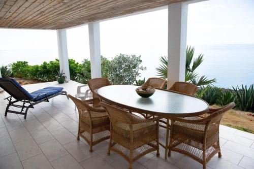 Blue Love Point 3BR home in Gregory Town