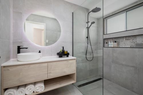 Ducha, Lakeshore Cottage - Boho Chic with Poolside Deck in Mannering Park