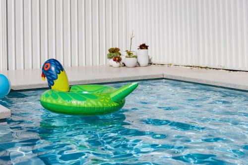 Piscina, Lakeshore Cottage - Boho Chic with Poolside Deck in Mannering Park