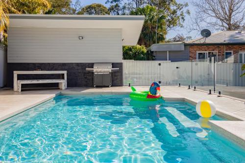 Vistas, Lakeshore Cottage - Boho Chic with Poolside Deck in Mannering Park