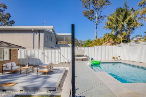 Instalaciones, Lakeshore Cottage - Boho Chic with Poolside Deck in Mannering Park