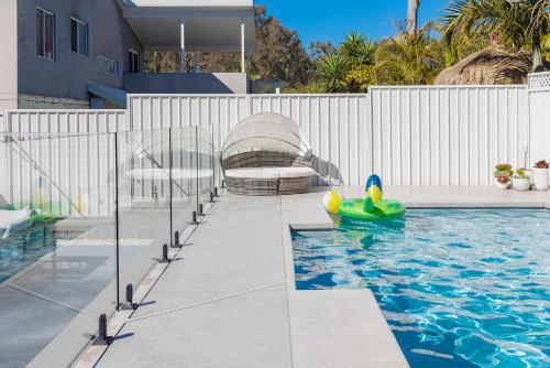 Piscina, Lakeshore Cottage - Boho Chic with Poolside Deck in Mannering Park