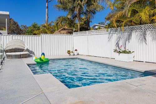 Piscina, Lakeshore Cottage - Boho Chic with Poolside Deck in Mannering Park