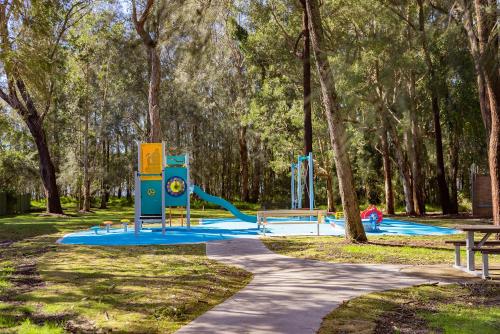 Alrededores, Lakeshore Cottage - Boho Chic with Poolside Deck in Mannering Park