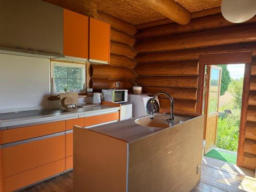 Kitchen, Private Log villa 星空を独占するログハウス新千歳空港35分 自然に癒される貸別荘 in Naganuma