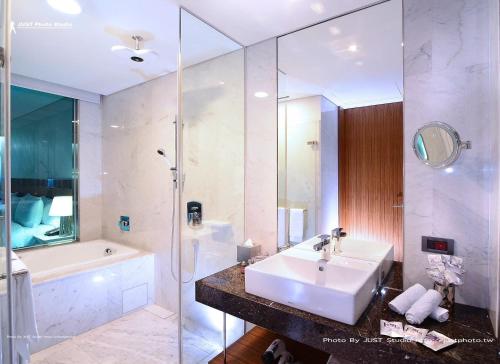 room detail thumbnail 2