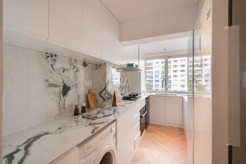 Urban Hub Superior Suite 3 bedrooms near the People's Square include Garden - image 4