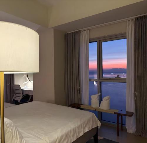 Modern 1BR with Balcony Facing Infinity Pool Manila Bay Sunset Near Airports OKADA Solaire MOA, Manila