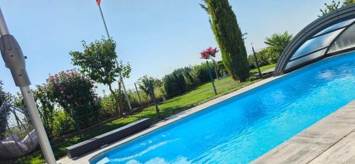 chez moumie studio meublee piscine jacuzzi chezmoumie in Bevaix