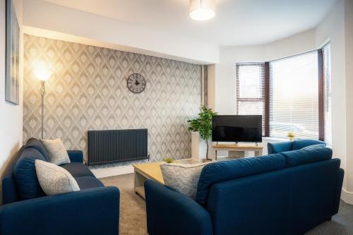 Spacious & Stylish 5 Bed with Free Street Parking - Heysham