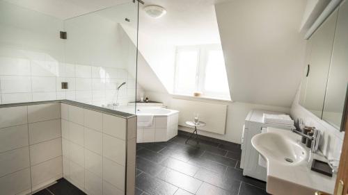 Löwenplatz Apartment near Station by Airhome - image 8