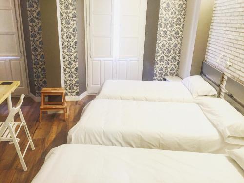 3 twin beds