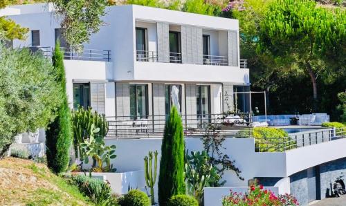Contemporary Villa with Sea View, Infinity Swimming pool, Gym , Cinema room,Lift in La Fontaine Sainte