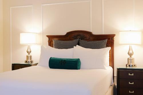 1 queen bed, 1 sofa bed