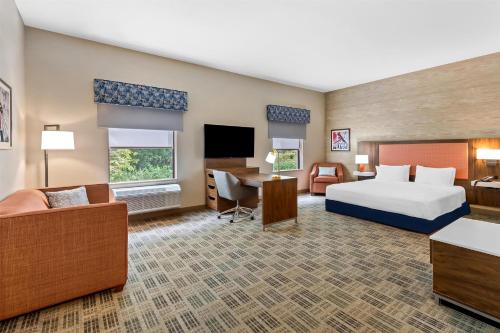 Hampton Inn & Suites Grove City - image 11