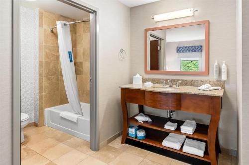 Hampton Inn & Suites Grove City - image 7