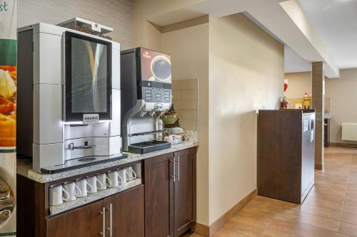 อาหารและเครื่องดื่ม, Quality Inn & Suites in แบทเฮิร์สท์ (นิวบรันสวิค)