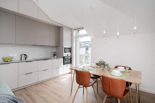 Top Floor, Spacious Apartment w-Balcony & Garage I Cohost, Vilnius (fotografie 6)