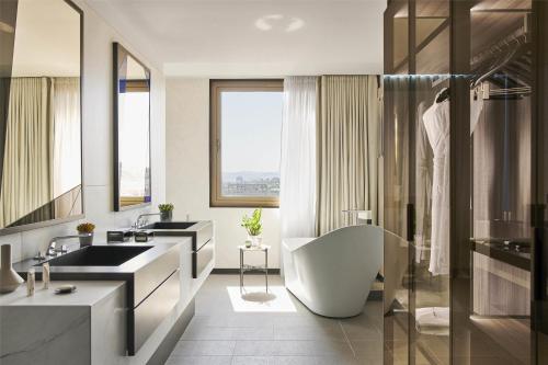 Bathroom, Grand Hyatt Barcelona in Les Corts
