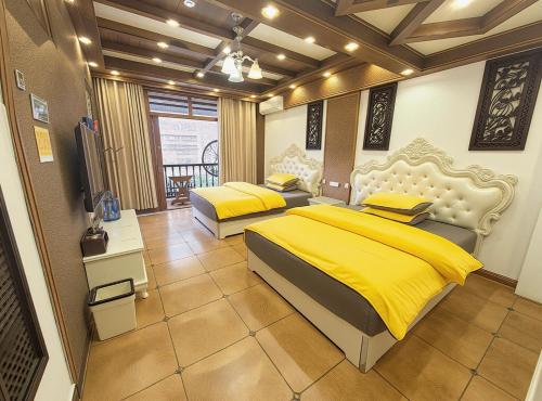 Fenghuang Xiangyun Pavilion Boutique Riverside B&B