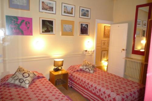 Twin Room image 6