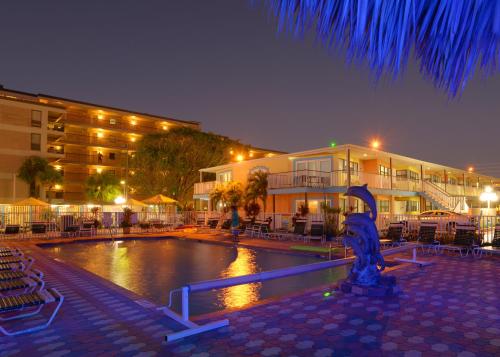 مسبح, فندق بلازا بيتش - منتجع بيتش فرونت (Plaza Beach Hotel - Beachfront Resort) in سانت.بيتى بيتش
