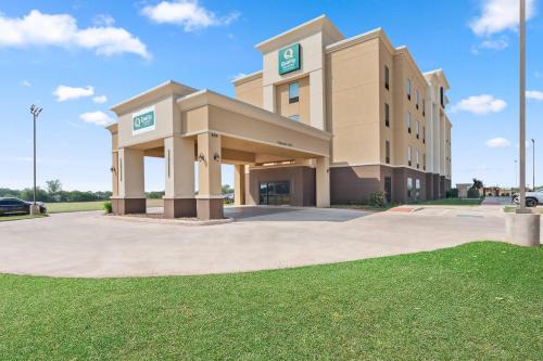 . Quality Inn & Suites Pearsall