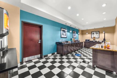 Hampton Inn Pearsall - image 12