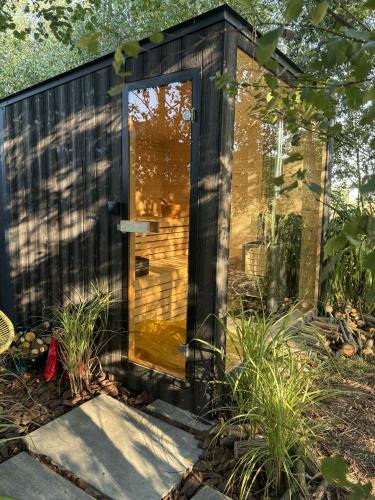 ToTu Tiny House Sauna & wanna ogrodowa in Томіце