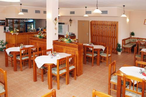 餐廳, 喬德斯凱霍赫拉杜膳食公寓酒店 (Penzion U Chodskeho Hradu) in 多馬日利采