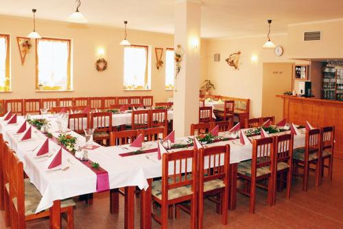 餐廳, 喬德斯凱霍赫拉杜膳食公寓酒店 (Penzion U Chodskeho Hradu) in 多馬日利采