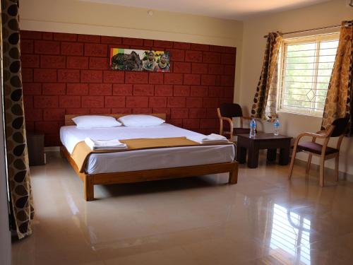 1 queen bed, 1 twin bed