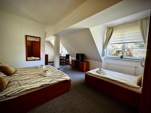 1 double bed, 1 twin bed