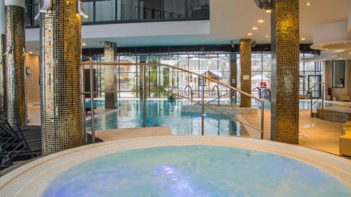 Úszómedence, Hotel Czarny Potok Resort SPA & Conference in Krynica városközpont