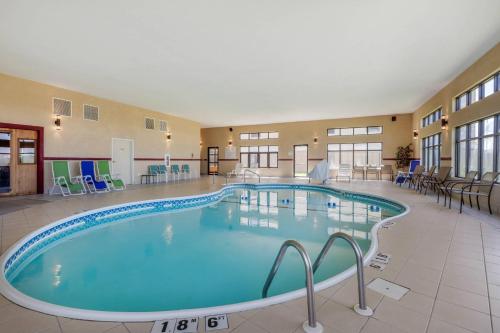 Comfort Suites Rolla - image 12