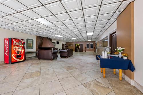 Econo Lodge Carlsbad - image 11