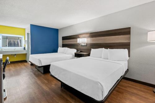 Econo Lodge Carlsbad - image 6