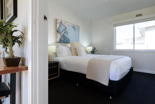 Simple & Comfortable Coastal Retreat in Low Head