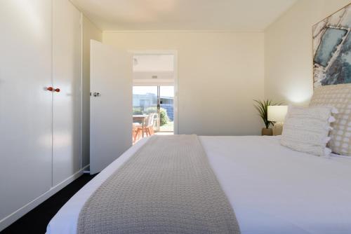 Simple & Comfortable Coastal Retreat in Low Head