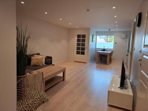 Central apartment with 2 bedrooms and free parking in เยสชาม