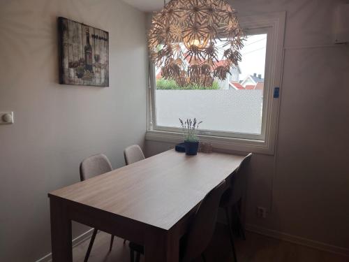 Central apartment with 2 bedrooms and free parking in เยสชาม